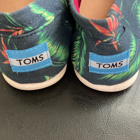 Tom’s Birds of Paradise Slip Ons - Picture 6 of 7